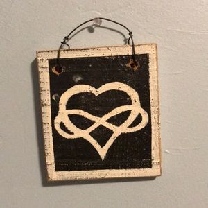 Brandy Melville Infinity Heart Sign